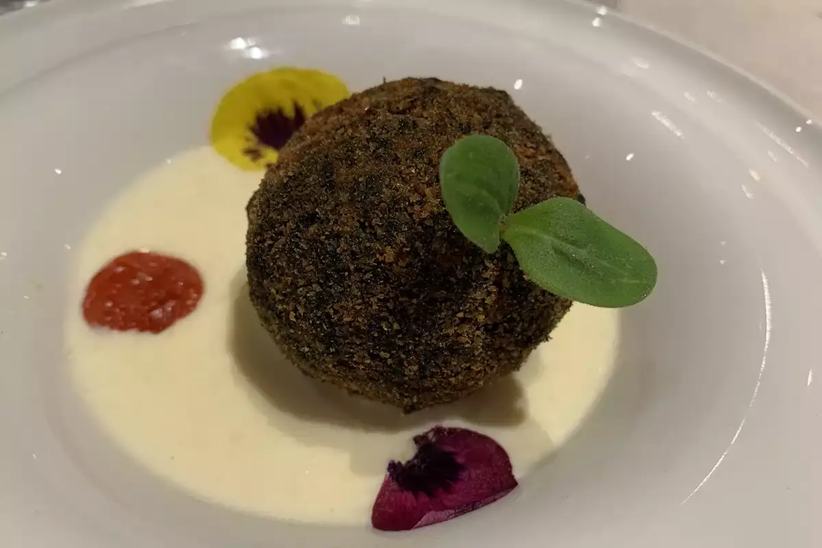 Arancino al nero di seppia su fonduta di Caciocavallo Ragusano Dop La cucina e i vini di Sicilia si incontrano a Milano