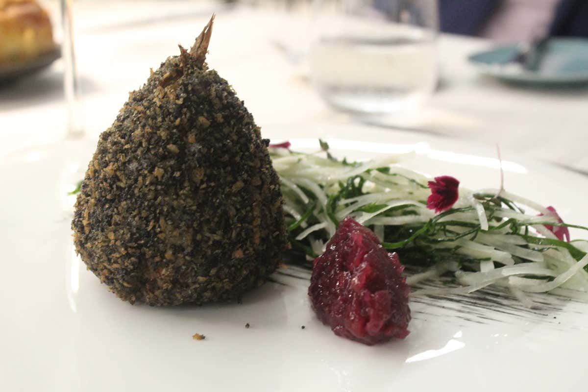 l’Arancino di alici, con cavolo trunzu e composta di cipolle  Grand Hotel Faraglioni, paradiso per i buongustai grazie a Simone Strano