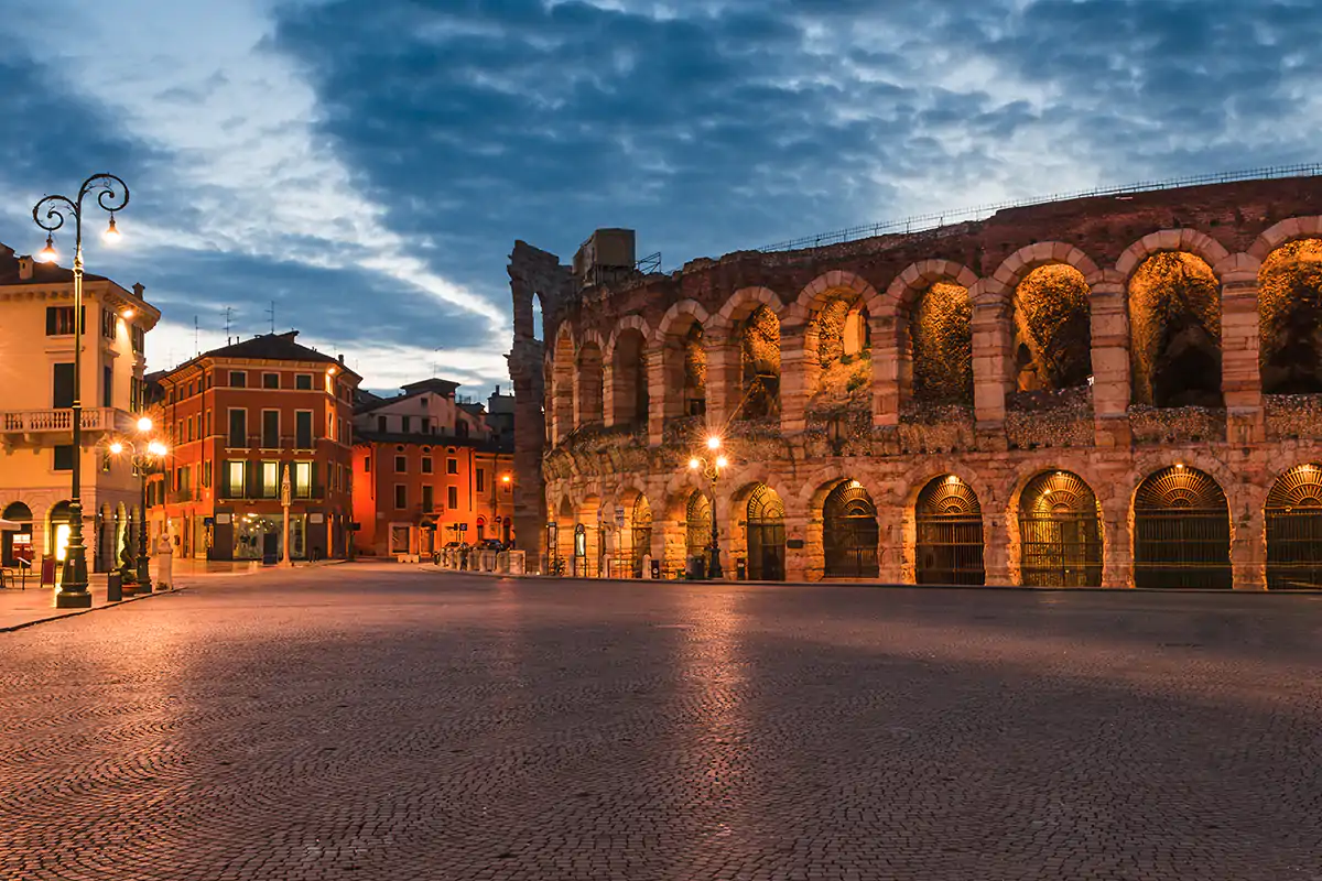 L'Arena di Verona&nbsp; Crolla la maxi stella di Natale: sequestrata l'Arena di Verona