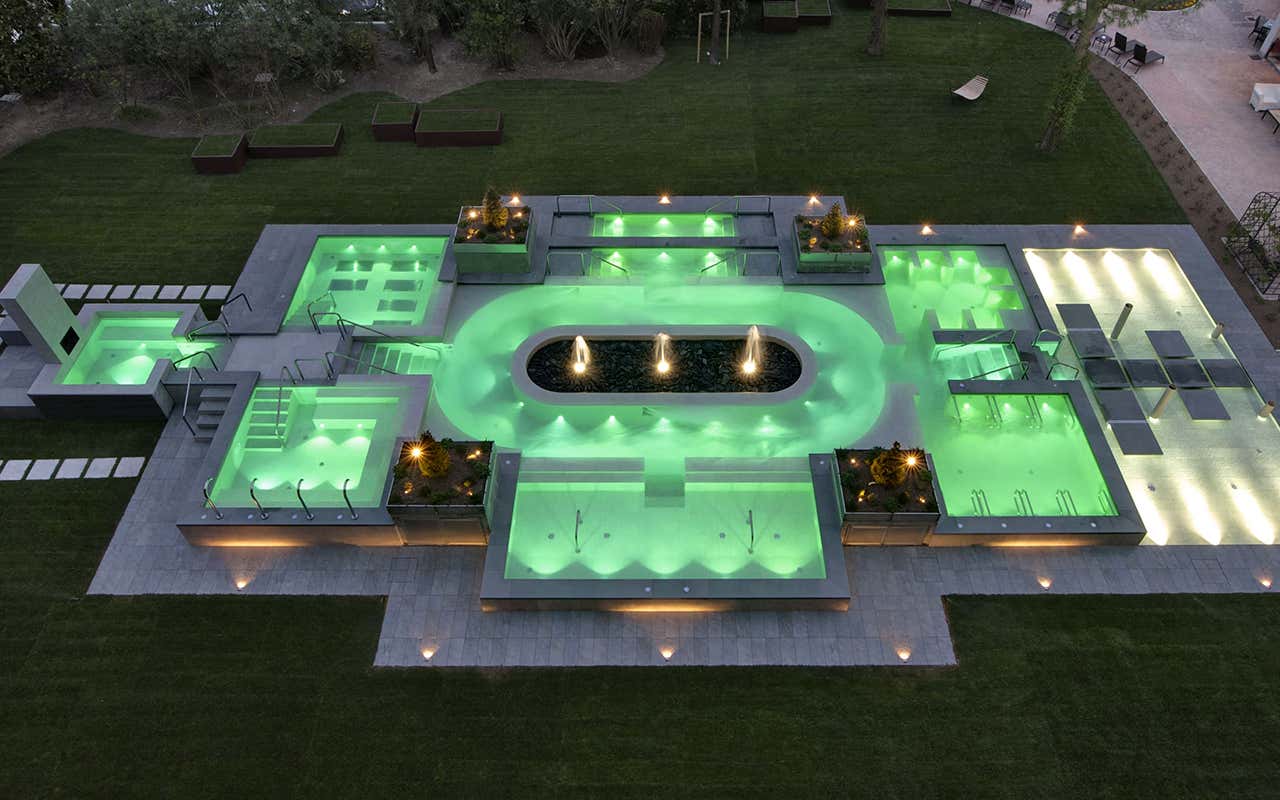 Di sera, le piscine termali si trasformano in un’esperienza immersiva creando atmosfere suggestive tra luci, acqua e relax profondo