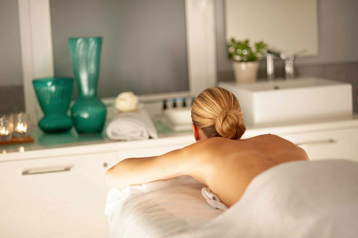 La Tea Rose Spa propone un percorso benessere completo che unisce trattamenti estetici, massaggi terapeutici e programmi dedicati alla salute della schiena
