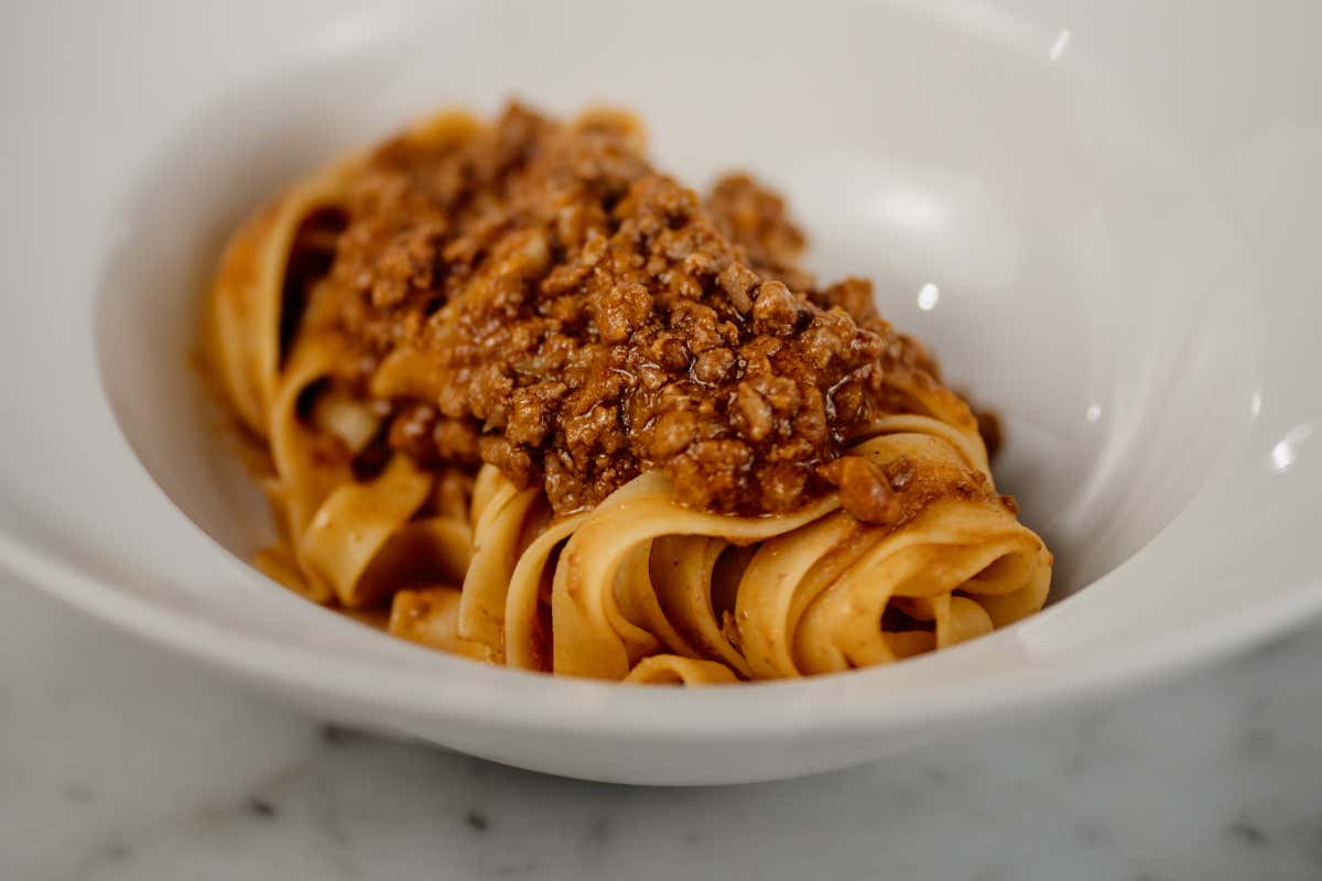 Il ristorante dove balanzoni, bottoni e tagliatelle incontrano il vino a Bologna