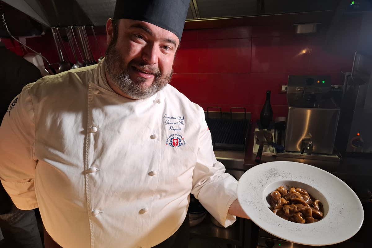 Cappelletti in brodo all’aglio nero di Voghiera Dop mostrati da chef Giovanni Ragazzi