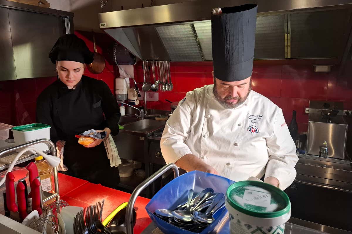 Chef Giovanni Ragazzi e la sua sous chef Melany Lika al lavoro