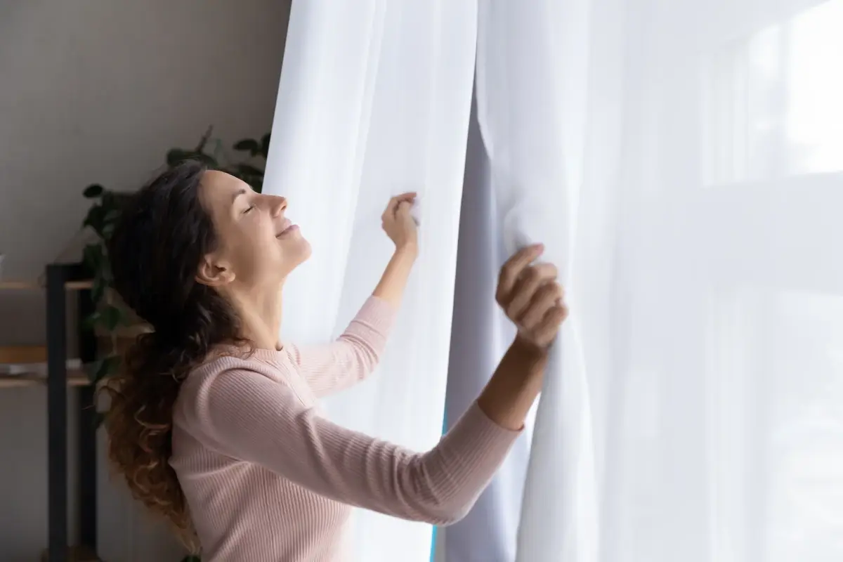Cos&igrave; si respira aria pulita in casa, le regole anti-smog da seguire