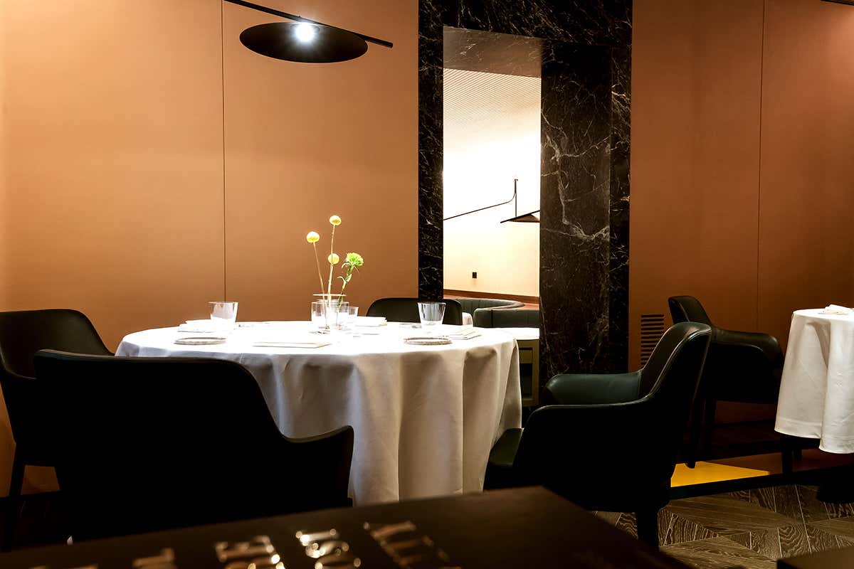 Particolare della sala Che “Aria” tira a Napoli? Sentori di mare e profumi intensi nella cucina di Paolo Barrale