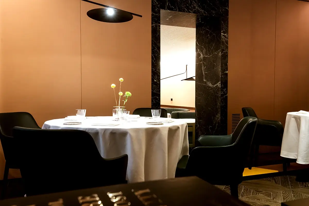 Particolare della sala Che “Aria” tira a Napoli? Sentori di mare e profumi intensi nella cucina di Paolo Barrale