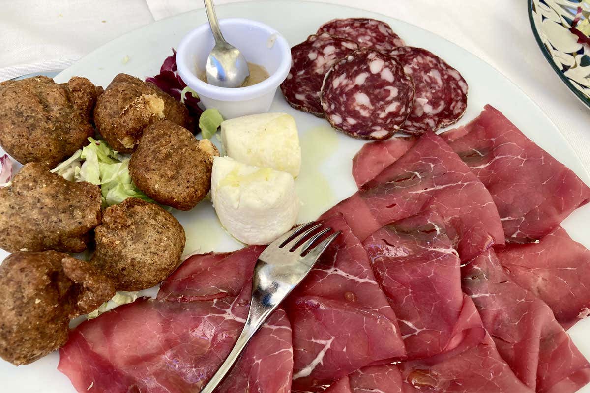 Il ristorante a quasi 1.000 m con vista sul lago di Como che sembra un rifugio alpino