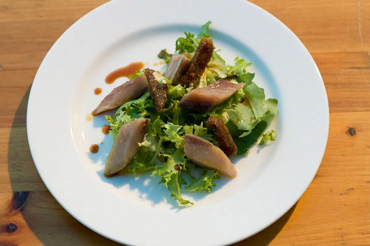 Aringhe con insalatina,lonzino di fico e sapa. Foto: Piero Principi Cena in vigna: i colpi di scena di Montecappone-Mirizzi