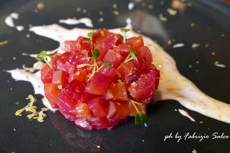 Salmone loch ness marinato alla barbabietola e salsa alle erbe aromatiche (Da aspirante medico a chef Giannoni e il suo Aroma a Brescia)