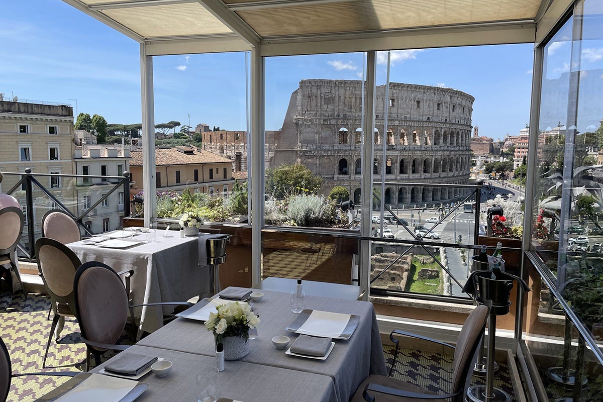 La terrazza di Aroma con vista sul Colosseo Viaggio nell’Aroma di Roma con i piatti di Giuseppe Di Iorio