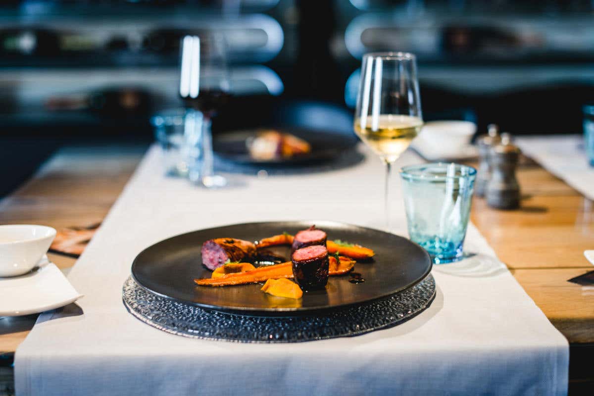 Agnello lombetto, carote glassate e jus alla menta di Luca Nania Aromi, l'alta cucina italiana a Venezia, dove la laguna ispira i piatti