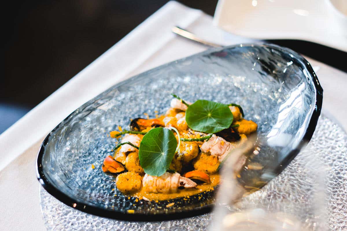 Gnocchi con cozze, cicala di mare e Bottarga di Muggine di Luca Nania1 Aromi, l'alta cucina italiana a Venezia, dove la laguna ispira i piatti
