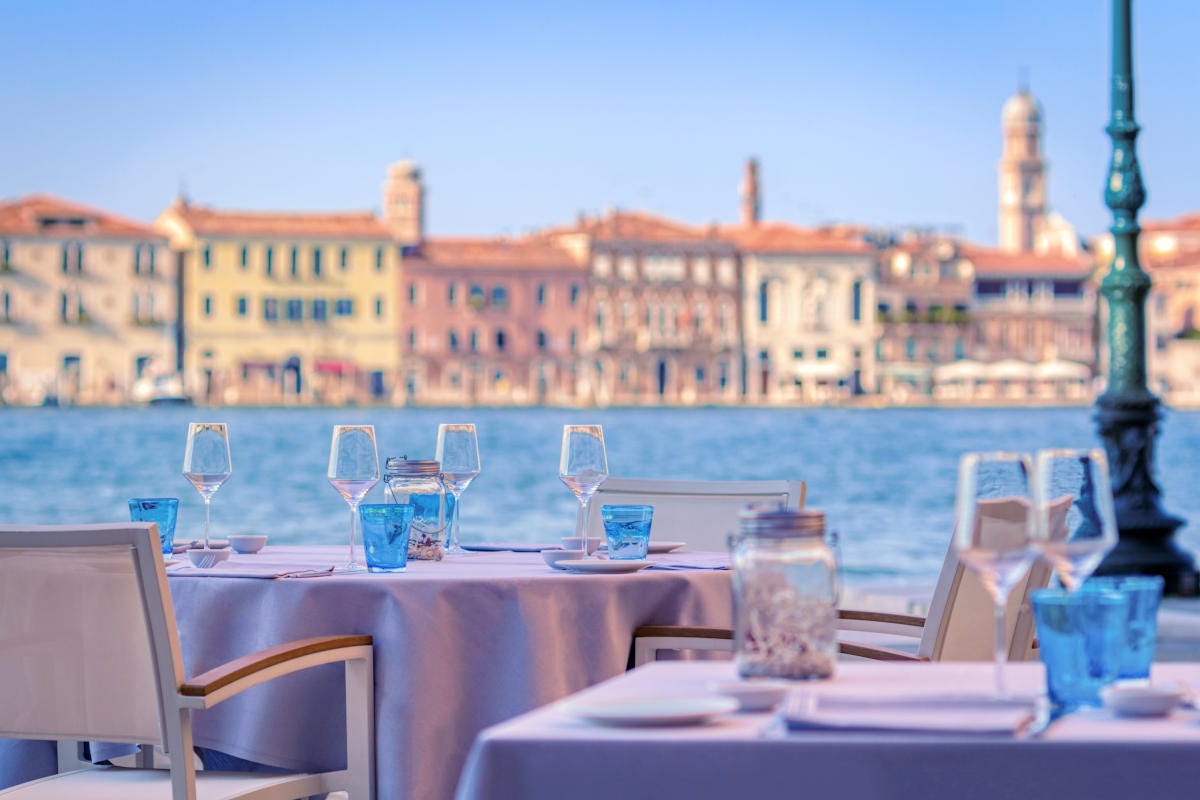 La terrazza di Aromi al Molino Stucky Venice Aromi, l'alta cucina italiana a Venezia, dove la laguna ispira i piatti