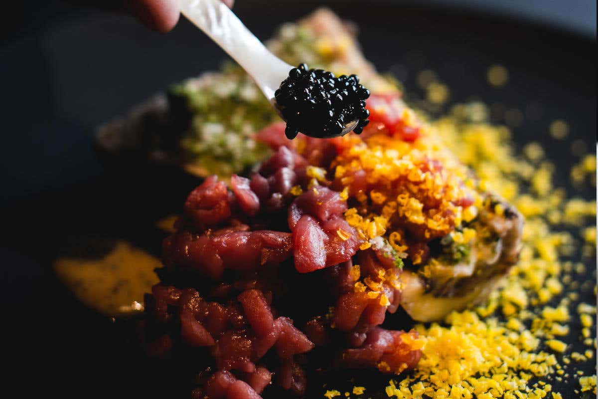 Vicciola battuta a coltello, salsa di mostarda in grani, midollo gratinato e caviale di Luca Nania Aromi, l'alta cucina italiana a Venezia, dove la laguna ispira i piatti