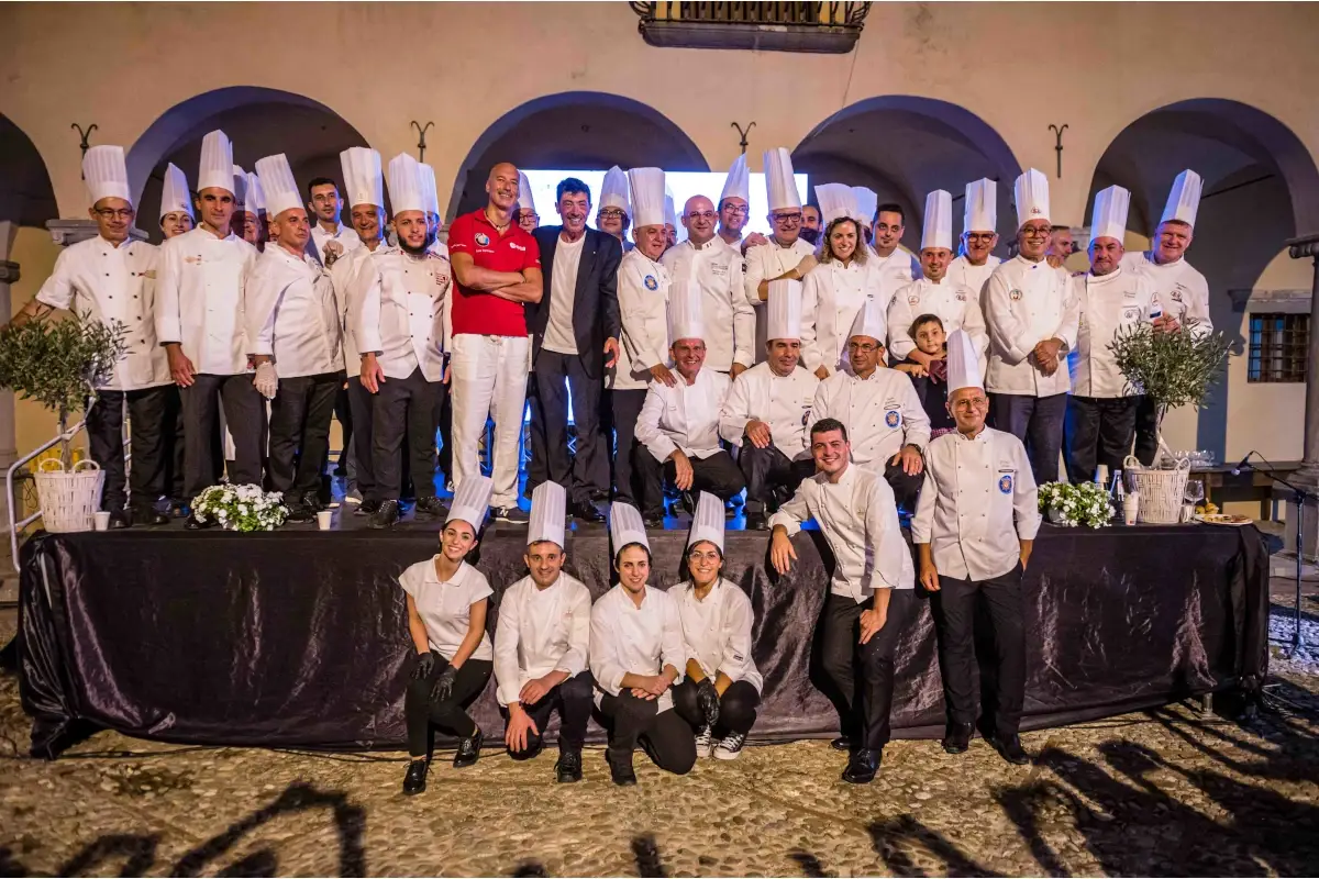 Foto di gruppo per i partecipanti all'evento di Castelbuono Castelbuono per un giorno capitale dell&rsquo;alta pasticceria