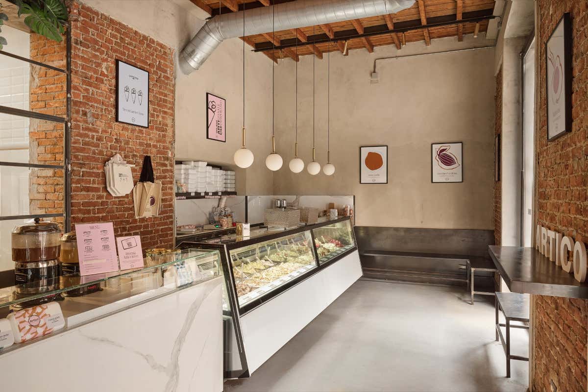 L’interno di Artico Gelateria in via Luigi Porro Lambertenghi