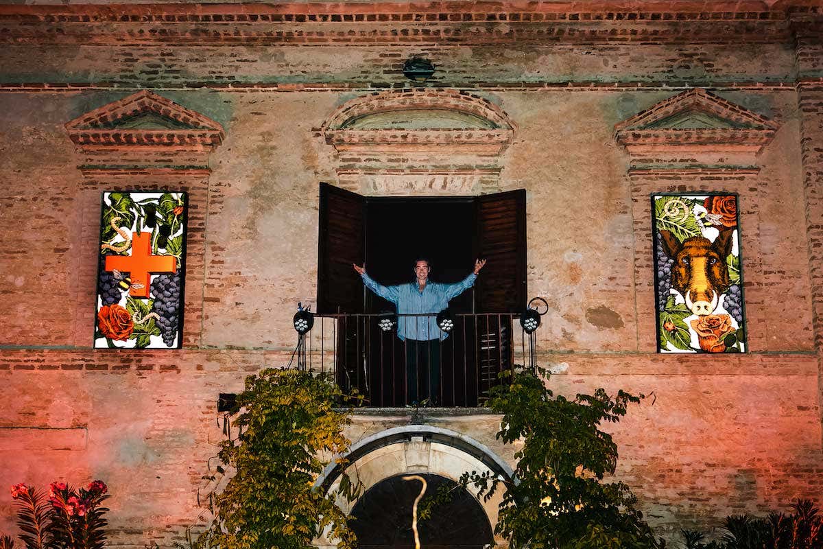 I due lightbox incastonati sulla facciate della tenuta che compongono l'installazione The Harvest Masciarelli, per il 40&deg; anniversario il vino si fa arte fra etichette e installazioni