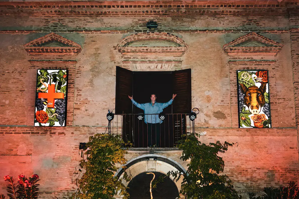 I due lightbox incastonati sulla facciate della tenuta che compongono l'installazione The Harvest Masciarelli, per il 40&deg; anniversario il vino si fa arte fra etichette e installazioni