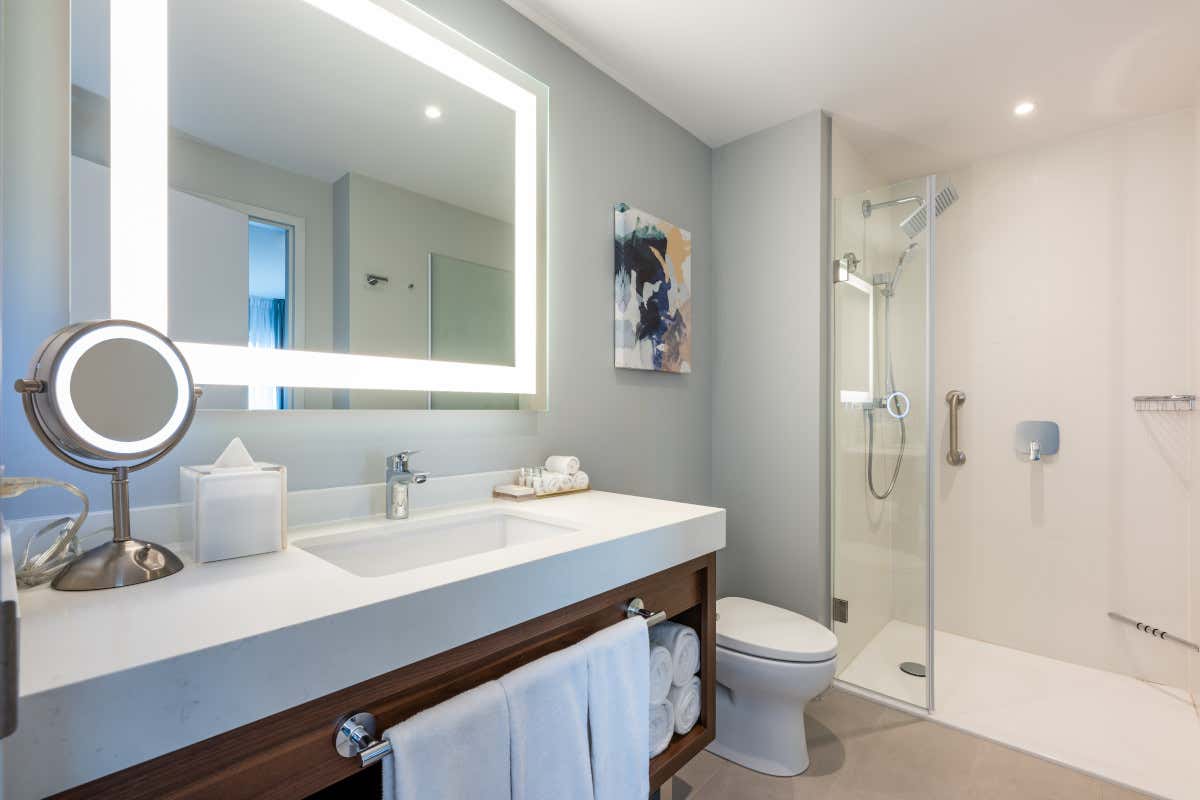 Embassy Suites di Hilton Aruba Resort - il bagno di una stanza L'Embassy Suites di Hilton apre le porte ad Aruba