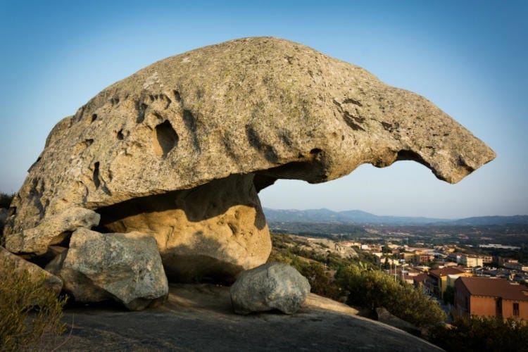 la roccia fungo di Arzachena (fonte: Sardegna turismo) In Sardegna non solo mare... Sempre più attivo l'enoturismo