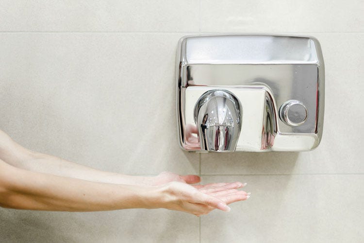 Il getto d'aria per asciugarsi le mani non è sicuro come si pensa - Asciugarsi le mani nei locali Il getto d’aria diffonde più germi