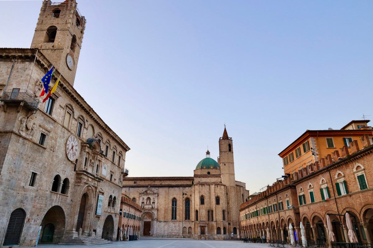 Piazza del Popolo ad Ascoli Piceno  Ascoli e dintorni, un viaggio di scoperta per tutti i sensi