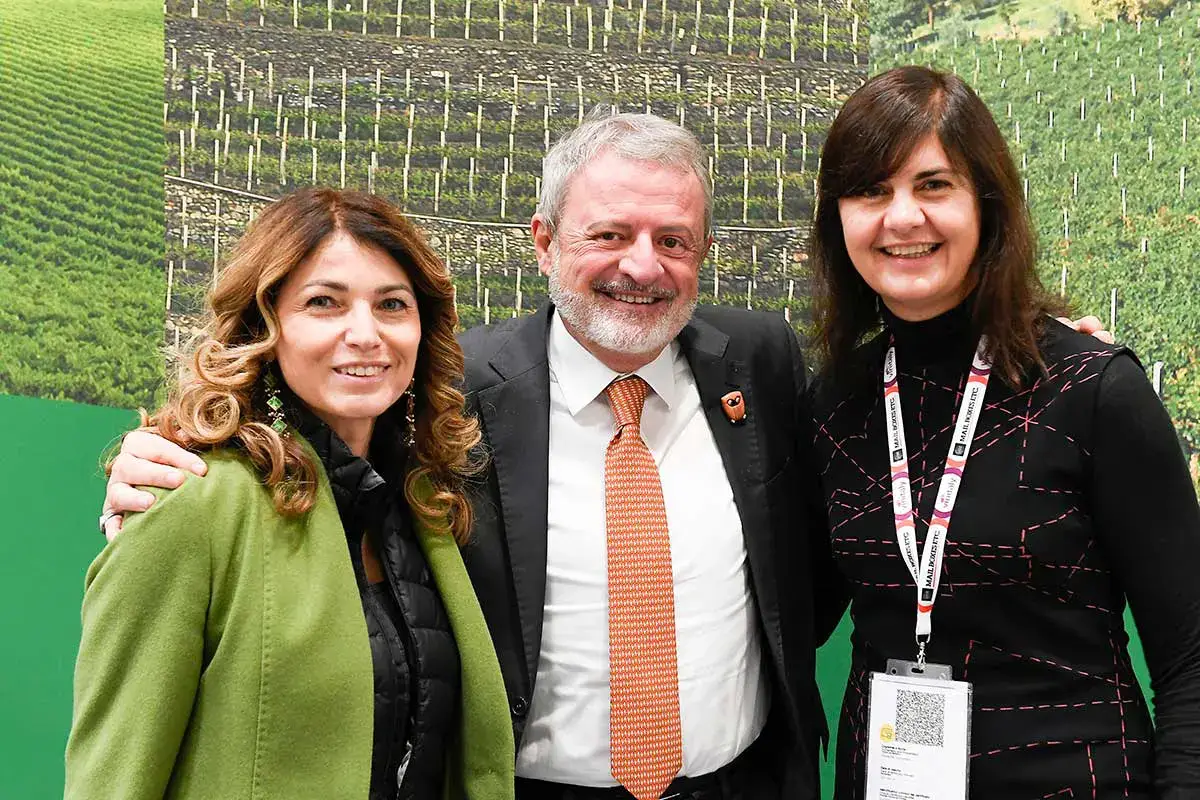 Elisabetta Serraiotto, direttore marketing del Consorzio Tutela Grana Padano, Alberto Lupini, direttore di Italia a Tavola, e Giovanna Prandini, presidente di Ascovilo Ascovilo d&agrave; valore all&rsquo;associazionismo del vino lombardo