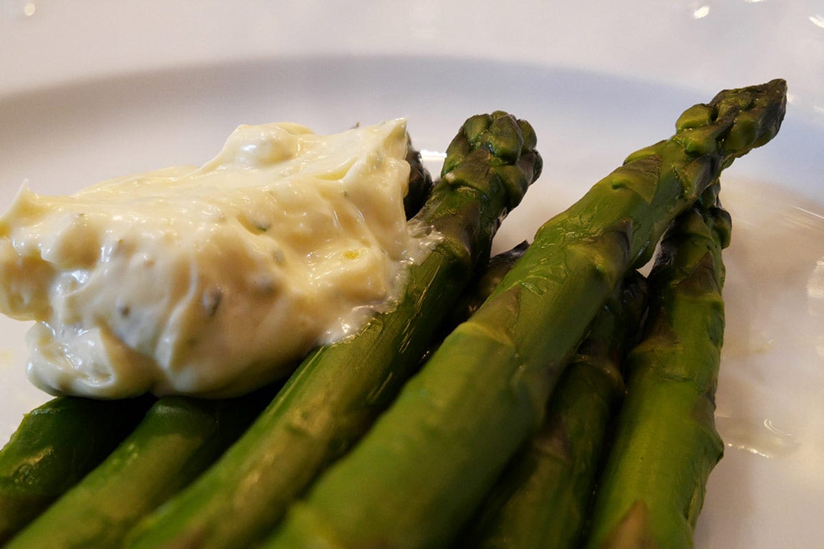 Asparagi con salsa tartara Per gli asparagi, una stagione di alta qualità