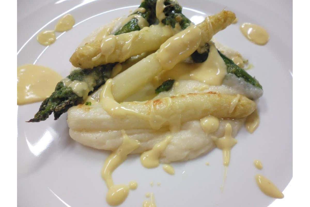 Varietà d’asparagi gratinati allo stravecchio su zuff di riso e crema d’uovo Al Castello di Spessa fascino e benessere a tutto tondo