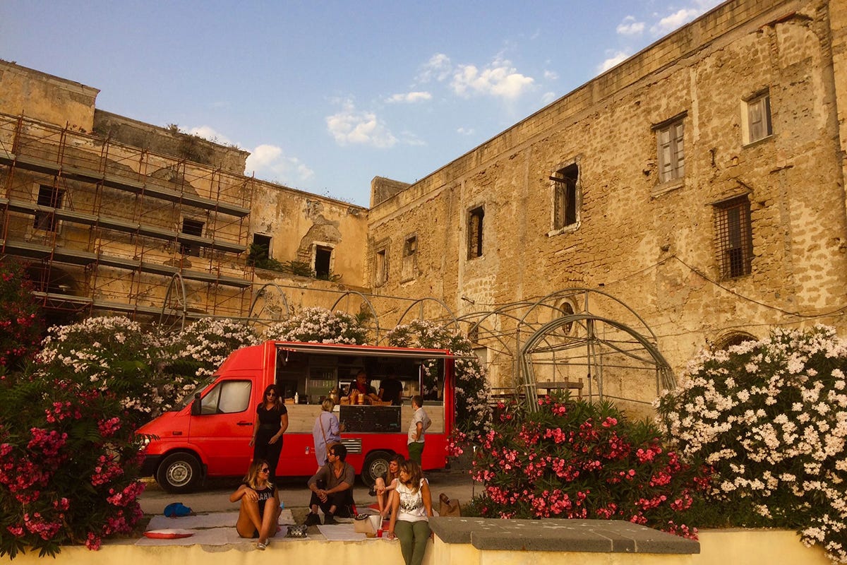Il food truck di Assafà Procida “dentro”: viaggio tra ristoranti e alloggi in cui assaporare la vera bellezza