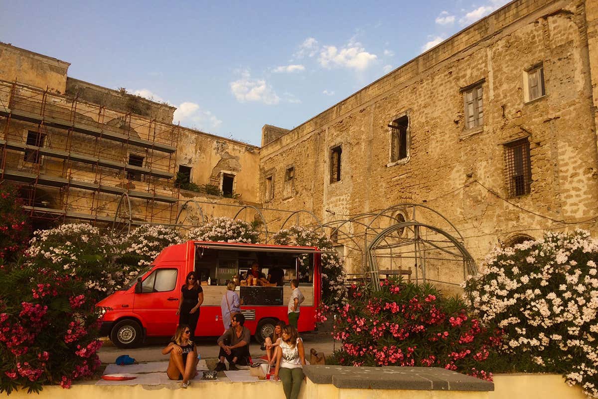 Il food truck di Assafà Procida “dentro”: viaggio tra ristoranti e alloggi in cui assaporare la vera bellezza Il food truck di Assafà Procida “dentro”: viaggio tra ristoranti e alloggi in cui assaporare la vera bellezza