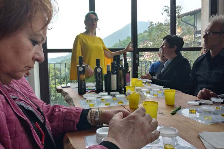 (Assegnati sul Lago di Garda i Leoni d’Oro dell’olio extravergine) (Assegnati sul Lago di Garda i Leoni d’Oro dell’olio extravergine)