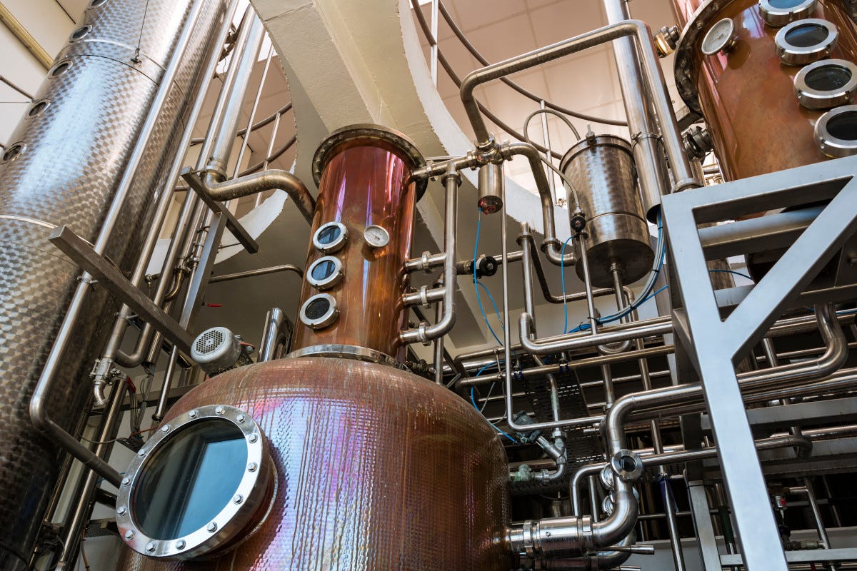 Impianto di distillazione Distillerie sempre più green: producono e usano per due terzi energia rinnovabile