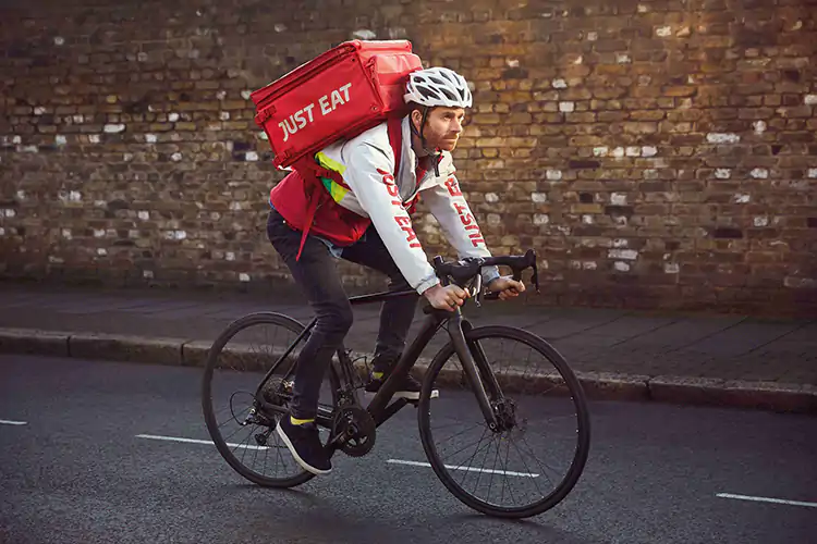 A Reggio Emilia &egrave; cresciuto del 150% il numero dei ristoranti che offrono il food delivery Just Eat assume a Reggio Emilia con il contratto di logistica