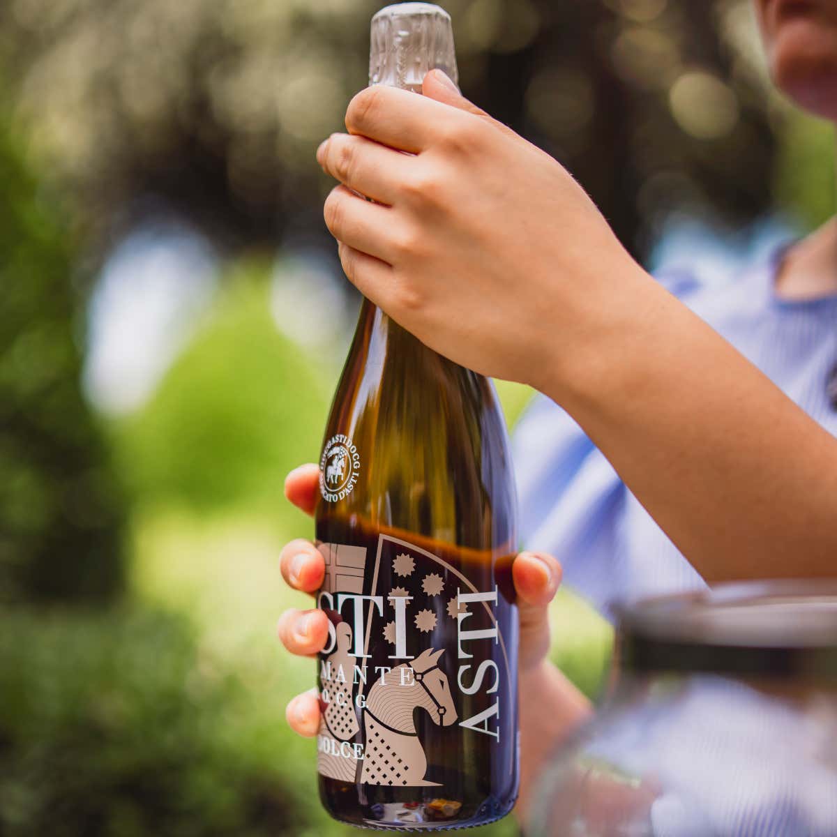 Lo spumante d'Asti, ideale accompagnamento nella bella stagione anche per piatti di cucina etnica