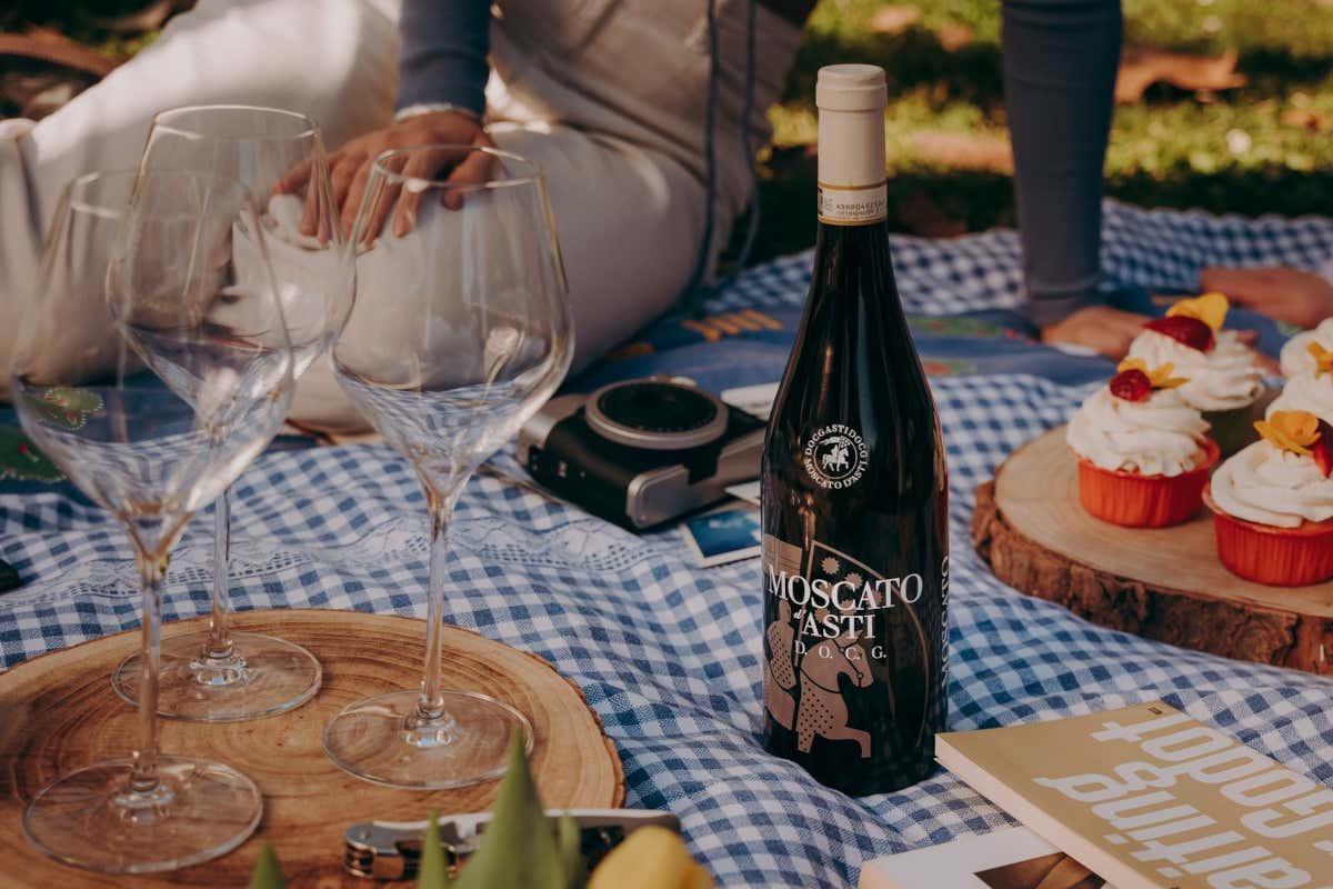 Dimentica lo spritz: Asti Spumante e Moscato cambiano l’aperitivo estivo