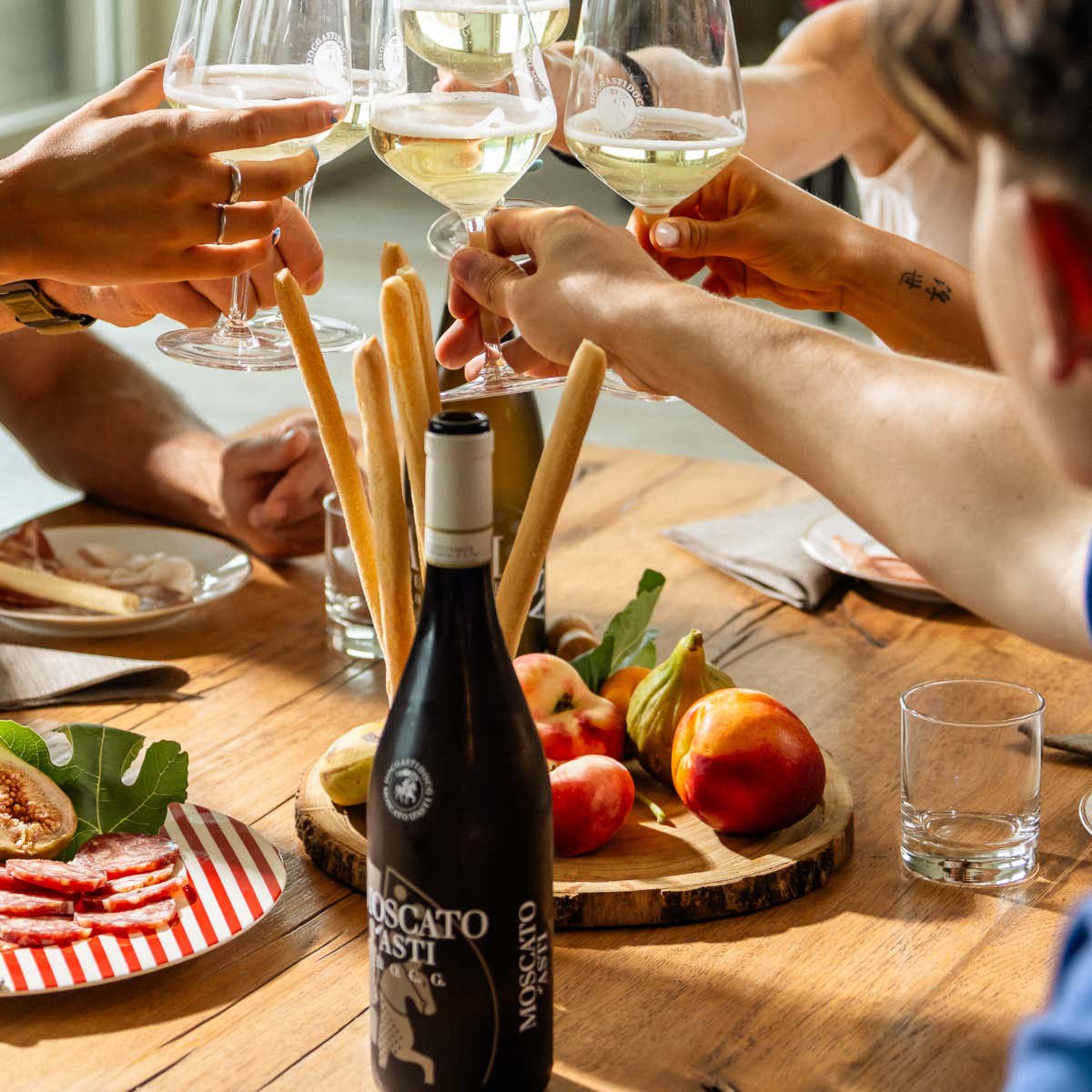 Il Moscato d’Asti conquista per i profumi di pesca bianca, salvia, agrumi e fiori d’arancio