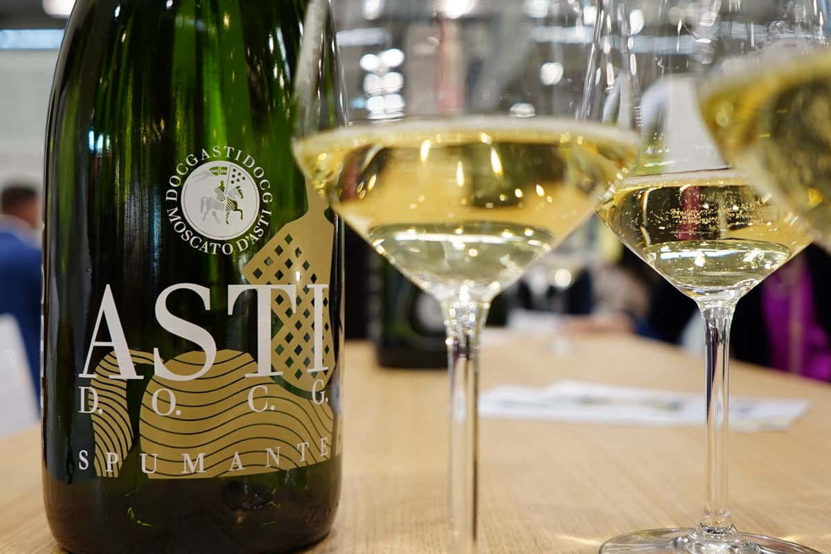 Moscato d'Asti ottimo con tutti i dolci di Carnevale Dolci tradizioni di Carnevale. Da nord a sud regna il fritto