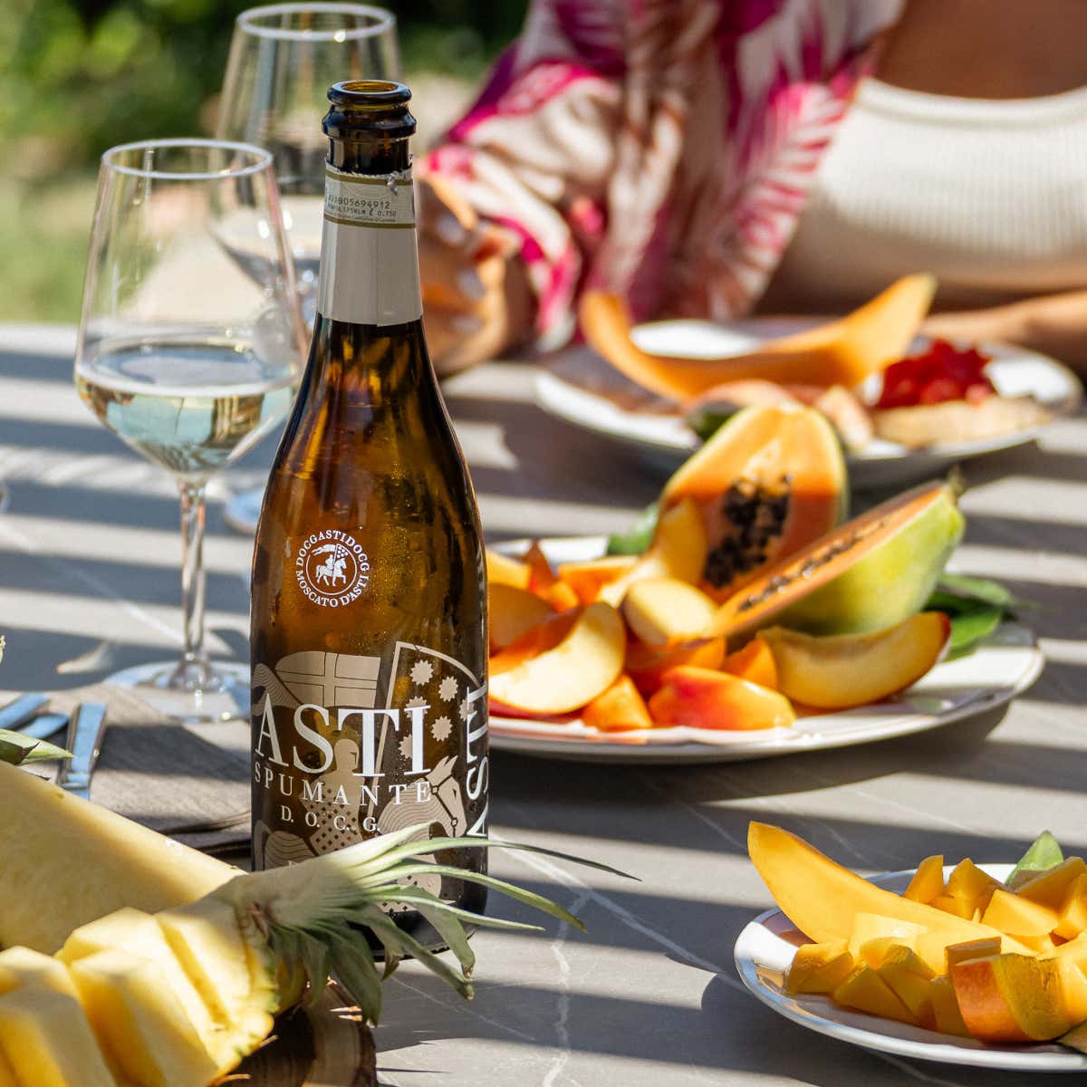 L'Asti Spumante Docg, perfetto per un apertitivo conviviale, con poco alcol e dai molteplici abbinamenti