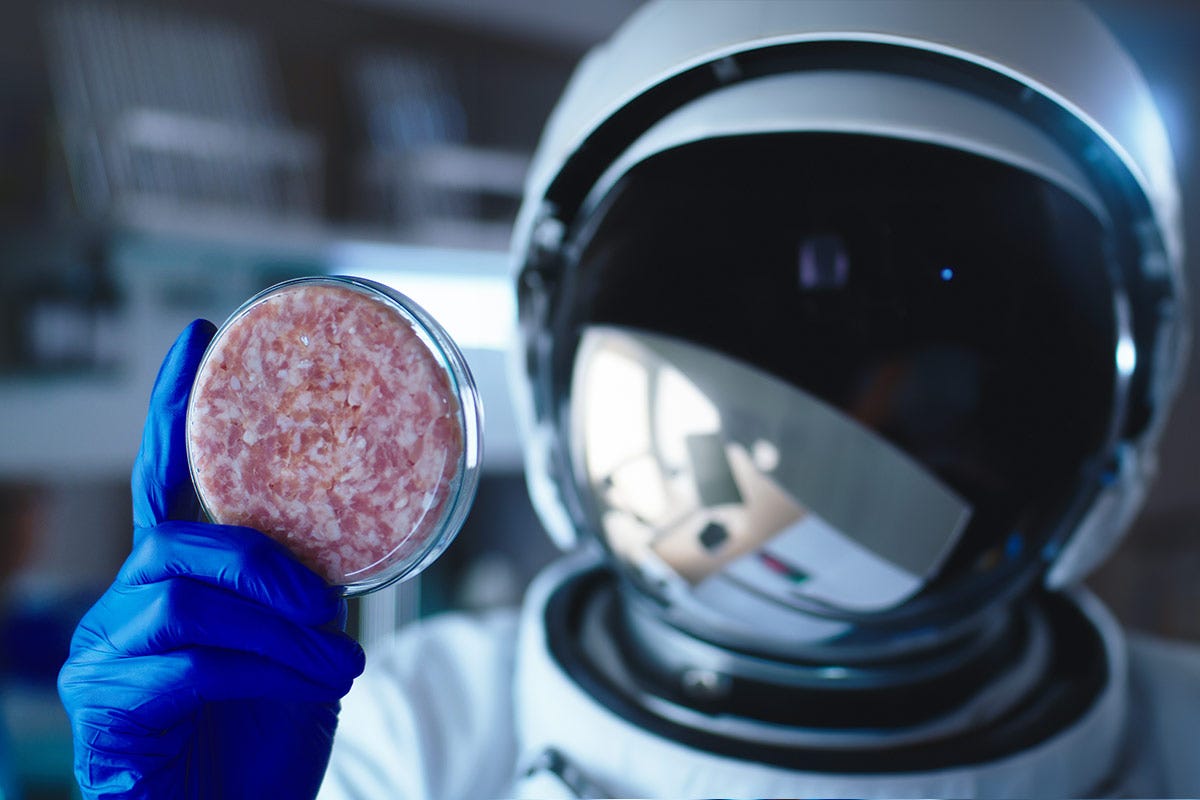 La carne coltivata sarà il cibo del futuro per gli astronauti nello spazio?