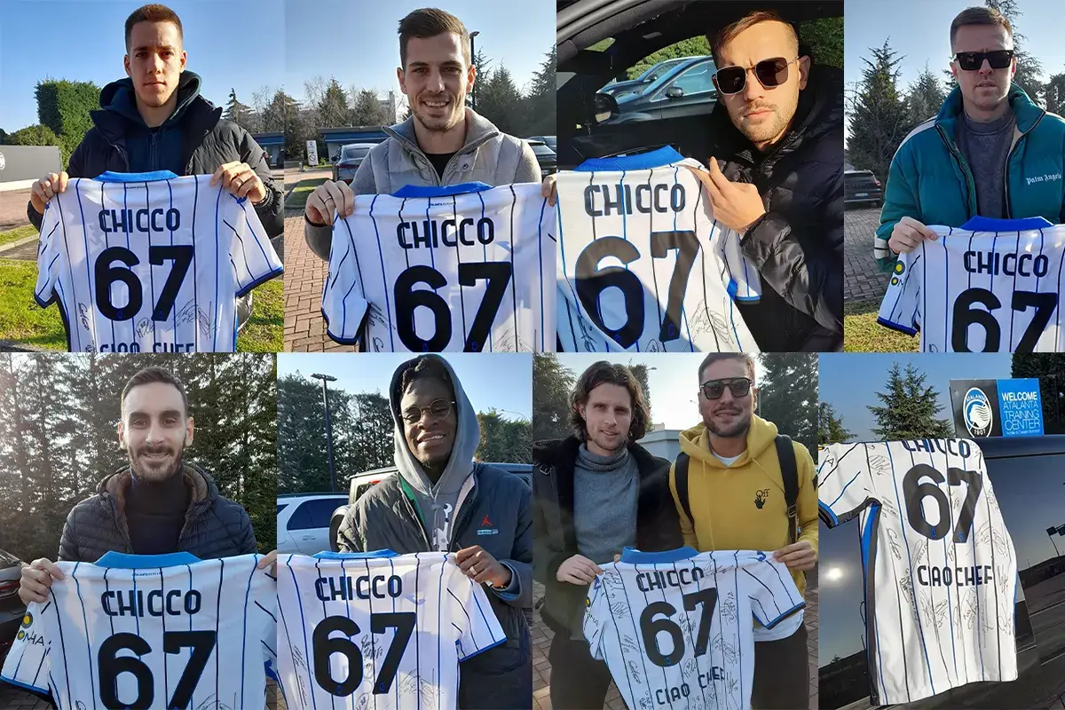 Alcuni giocatori dell'Atalanta con la maglietta dedicata a Chicco Coria L'Atalanta ricorda Chicco Coria: una maglietta per il cuoco scomparso