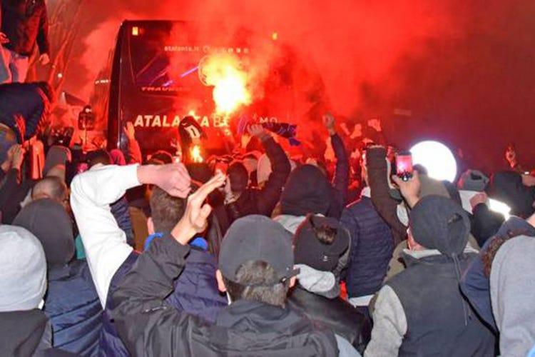 Tifosi fuori dallo stadio prima del match - Atalanta-Real Madrid, vince il Covid 3mila tifosi allo stadio, e i controlli?