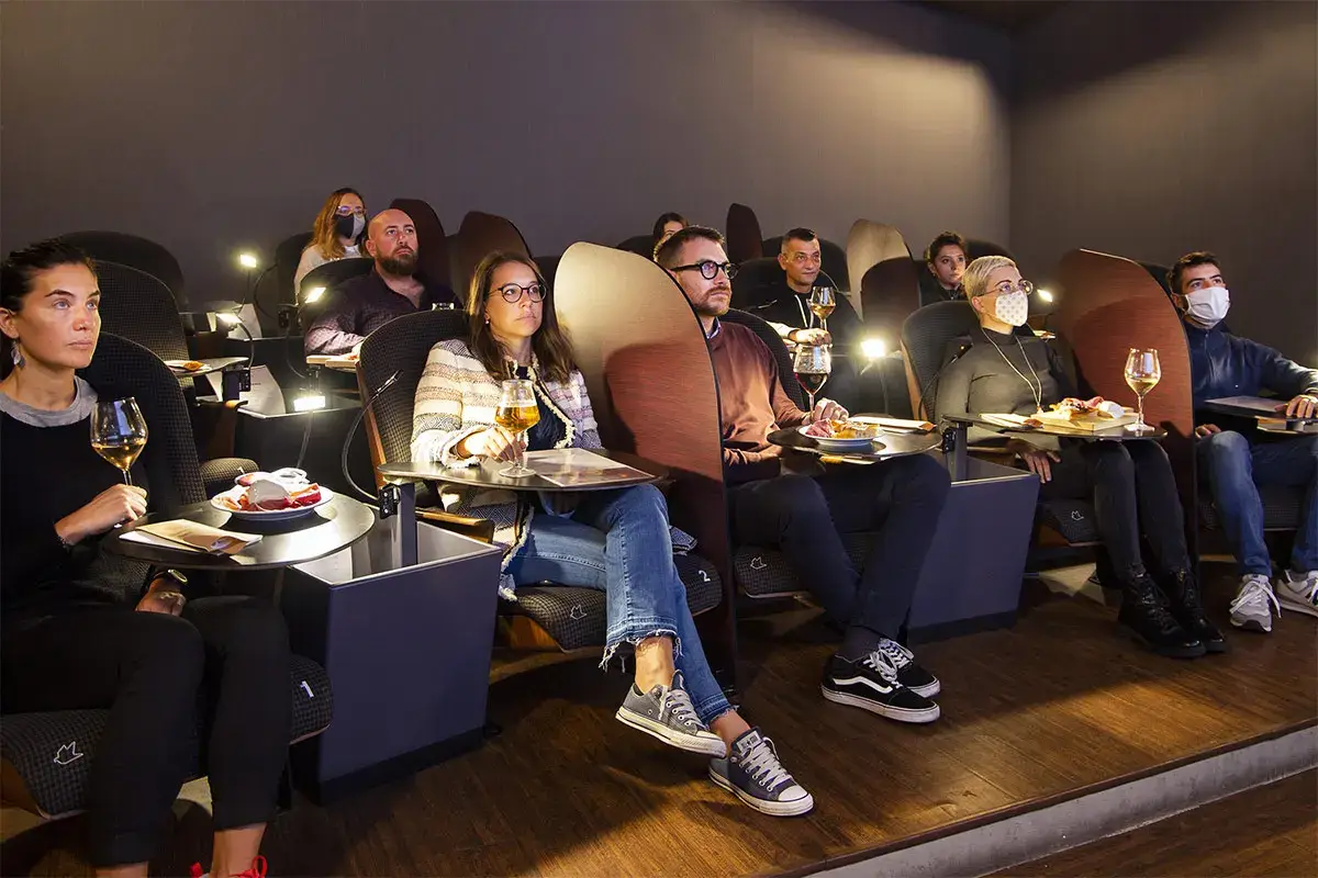La Sala Nobel, la prima sala cinema-ristorante d&rsquo;Italia Cena e film? Riapre a Milano il cinema-ristorante