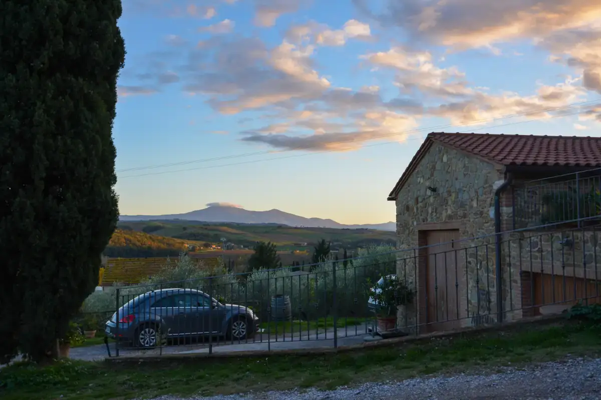 Il Monte Amiata visto dalla cantina Atrivm Orcia Doc, tradizione ed alta enologia tra le colline senesi
