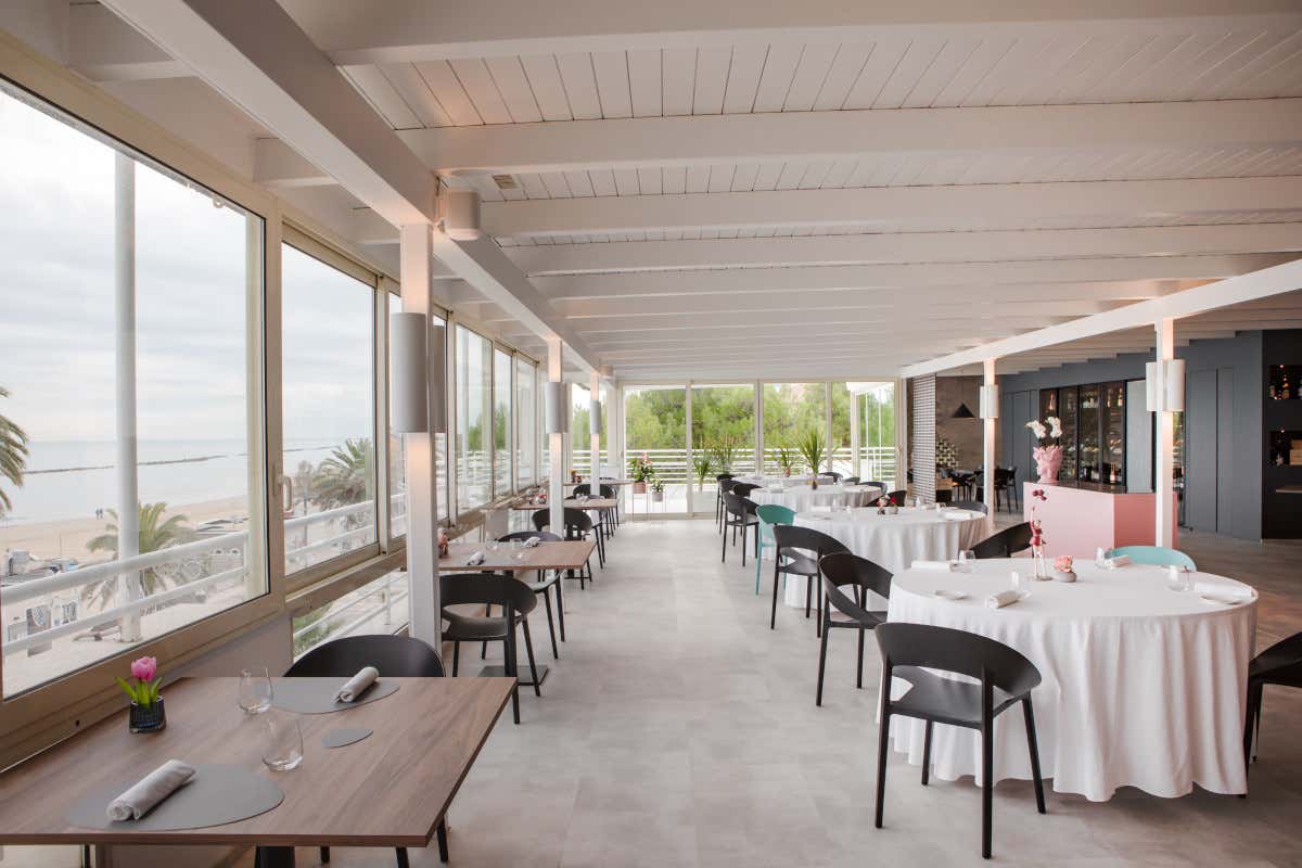 La sala del ristorante Attico sul Mare