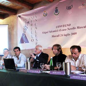 al centro Attilio Scienza