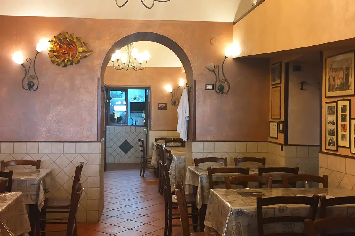 L'interno della pizzeria Da Attilio La migliore pizzeria al mondo? Per i Maestri pizzaioli &egrave; Da Attilio