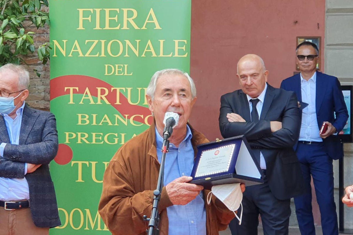 Premiazione di Augusto Tocci Sant'Agata Feltria inaugura le fiere italiane del tartufo e premia Augusto Tocci
