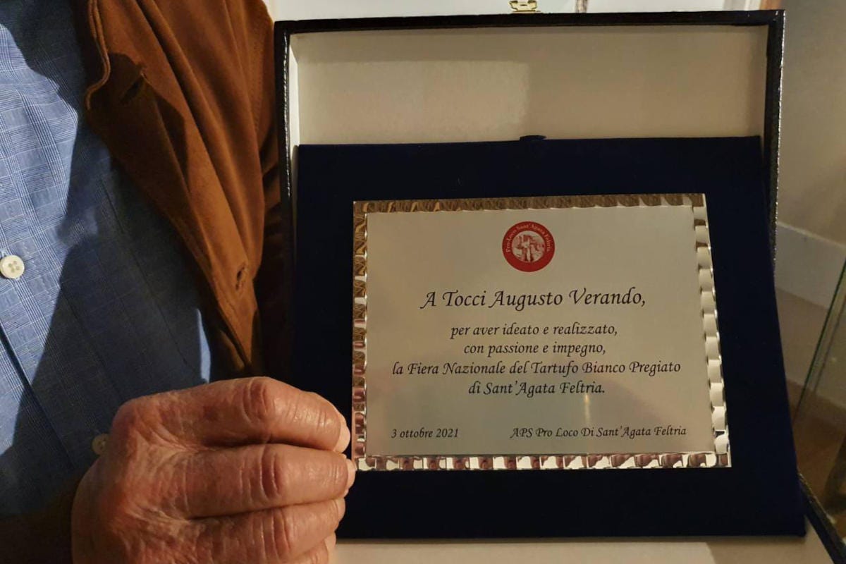 Sant'Agata Feltria inaugura le fiere italiane del tartufo e premia Augusto Tocci